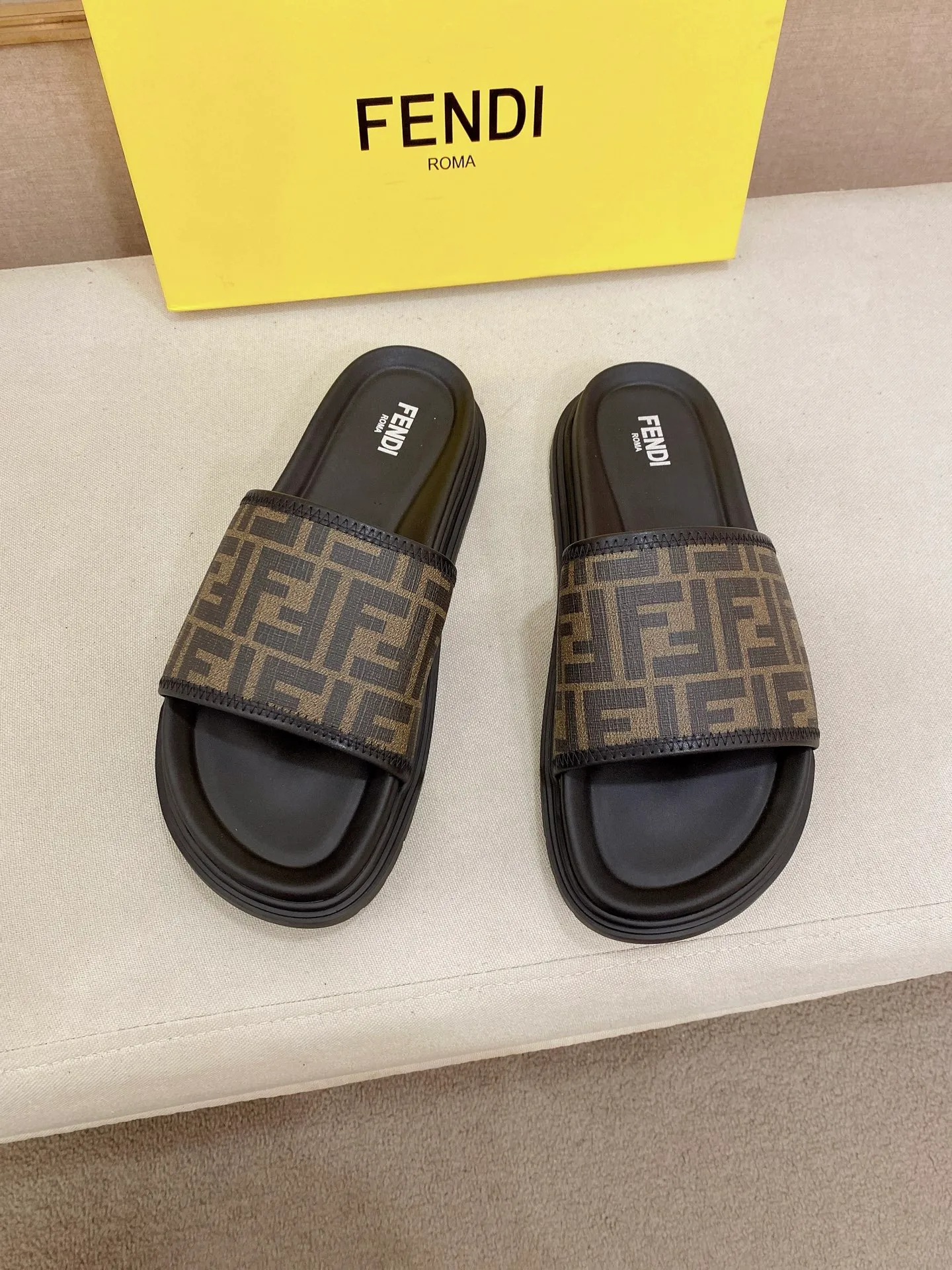 Factory price: 320💰 [Fendi Slippers] High-end brand of men's shoes, official website 1:1 latest masterpiece: original mold customization, the fabric is made of imported original materials, upgraded outsole, lighter and non-slip. The market's top quality, simple yet tasteful, a must-have for fashionistas, fashionable at your feet, full of confidence, the same style at the counter 👍The season of summer slippers is here. Code: 38-44 (45 is custom-made and cannot be returned or exchanged)